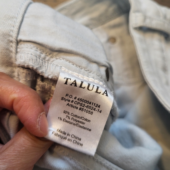 Like New Aritzia Talula Jean Shorts 25 - Picture 3 of 3